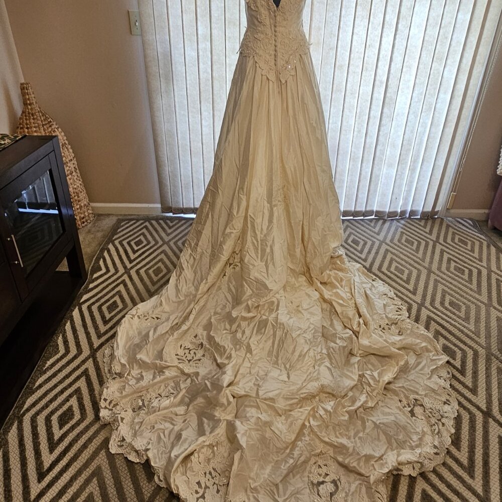 Vintage Silk Ivory Wedding Dress 12 - Picture 3 of 10